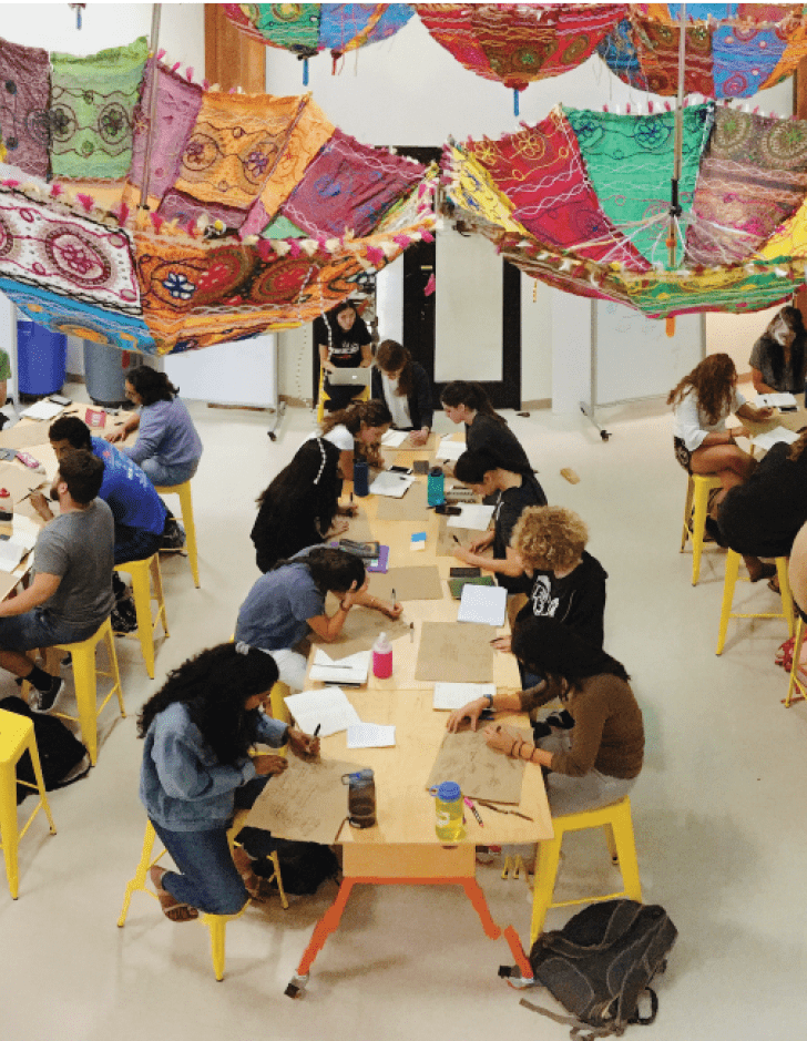 Students work on projects at 蜂巢